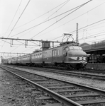 155069 Afbeelding van het electrische treinstel nr. 765 (mat. 1954, plan P, Hondekop) van de N.S. langs een perron van ...